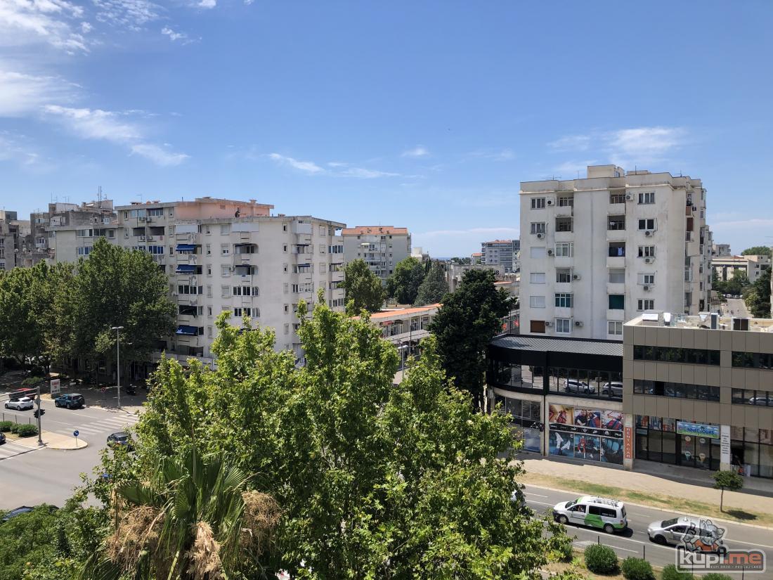Garsonjera (40m2) u strogom centru Bara!