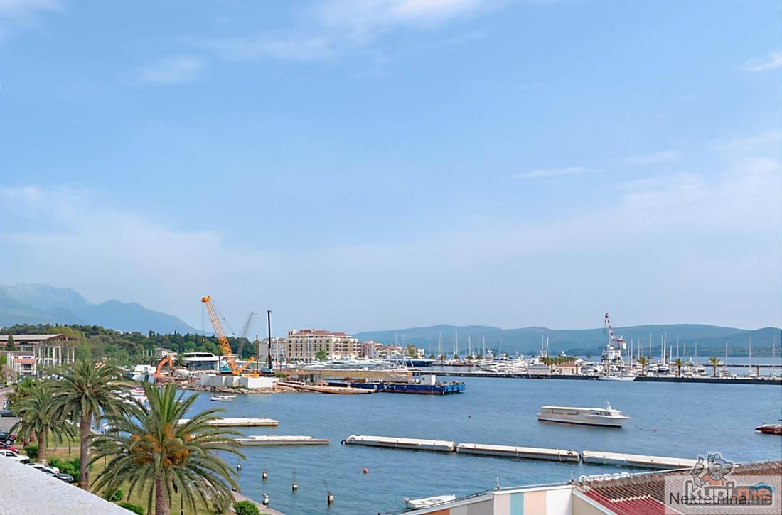 Tivat, Seljanovo – trosoban apartman na prvoj liniji do mora, blizu Porto Montenegra