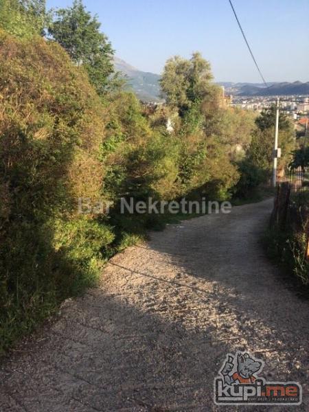 Plac u šušnju sa pogledom na more 
