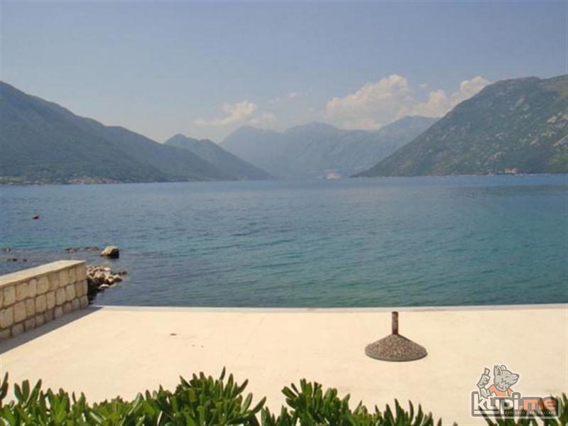 Kotor, Dobrota – kamena ruševina 230m2, na prvoj liniji do mora
