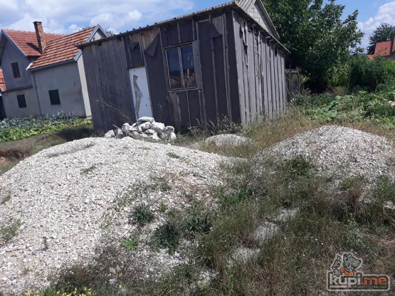 PLAC U KOCANE VODA STRUJA ASVALT VODI SE NA MENE MOGUCA KOMPEZACIJA