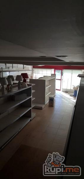 IZDAVANJE Podgorica,kod Trgovinske skole,poslovni prostor,prizemlje stambene zgrade,80m2,ulaz sa dv