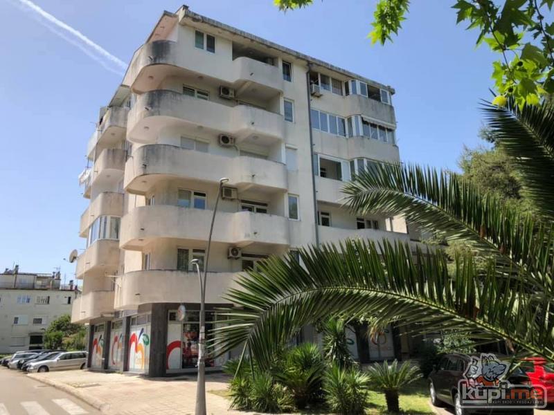 Izdajem dvosoban stan 100m2  u centru Bara!