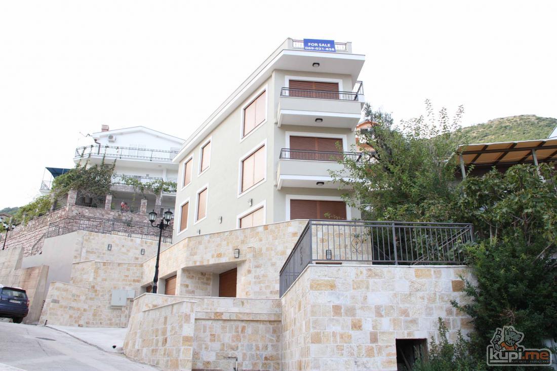 Petrovac 76 m2 plus terasa 50 m2 plus garažno mjesto 23 m2